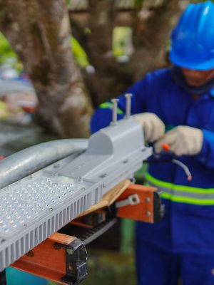 A Unidade Gestora de Projetos Especiais (UGPE), órgão da Secretaria de Estado de Desenvolvimento Urbano e Metropolitano (Sedurb), avança na modernização do sistema de iluminação pública de Iranduba. O município foi um dos primeiros atendidos pelo Programa Ilumina+ Amazonas, em 2022. Os trabalhos da segunda etapa iniciam nesta terça-feira (25), com a instalação de 3.316 pontos de LED, somando investimento de R$ 9 milhões.
