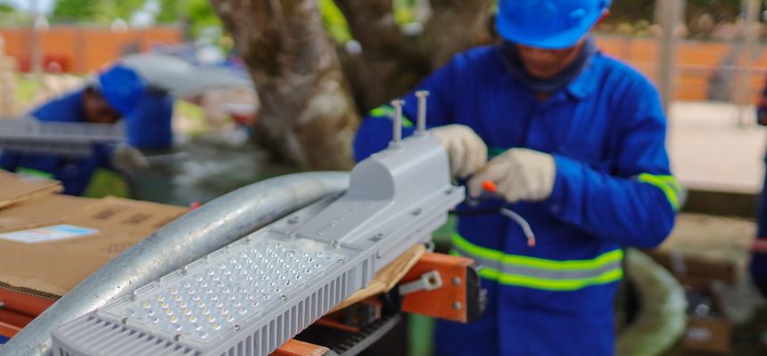 A Unidade Gestora de Projetos Especiais (UGPE), órgão da Secretaria de Estado de Desenvolvimento Urbano e Metropolitano (Sedurb), avança na modernização do sistema de iluminação pública de Iranduba. O município foi um dos primeiros atendidos pelo Programa Ilumina+ Amazonas, em 2022. Os trabalhos da segunda etapa iniciam nesta terça-feira (25), com a instalação de 3.316 pontos de LED, somando investimento de R$ 9 milhões.