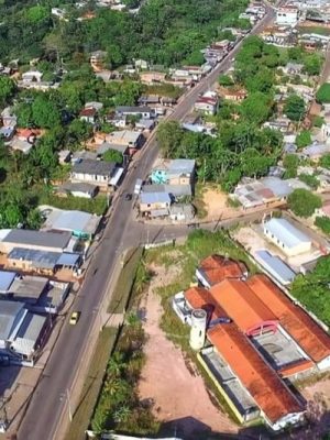 Garantir a qualidade do serviço público e gratuito do sistema de transporte escolar de Iranduba, direcionado a estudantes das redes estadual e municipal de ensino. Este é o objetivo do Ministério Público do Estado do Amazonas (MPAM) com o Inquérito Civil n° 06.2025.00000372-5, que apura denúncias sobre um possível estado de precariedade dos veículos destinados à locomoção dos alunos, bem como visa ao cumprimento das regras previstas na legislação de trânsito para esses veículos.