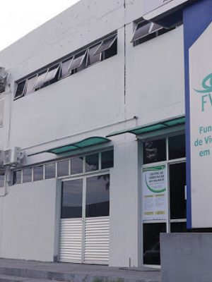 A Fundação de Vigilância em Saúde do Amazonas – Dra. Rosemary Costa Pinto (FVS-RCP), da Secretaria de Estado de Saúde (SES-AM), esclarece que casos identificados em escolas de Iranduba não se tratam de mpox, como foi inicialmente divulgado no município. Após investigação e análise laboratorial, os casos foram confirmados como varicela (catapora), doença viral comum entre crianças e que apresenta sintomas semelhantes à mpox.
