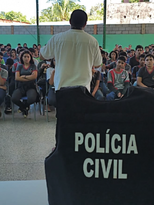 A Polícia Civil do Amazonas (PC-AM), por meio da 31ª Delegacia Interativa de Polícia (DIP) de Iranduba (a 27 quilômetros de Manaus), em parceria com o Conselho Tutelar, promoveu, na quarta-feira (20), uma palestra sobre segurança no ambiente escolar, voltada a alunos, pais e servidores da Escola Municipal Noemi Santos Pereira, naquele município.